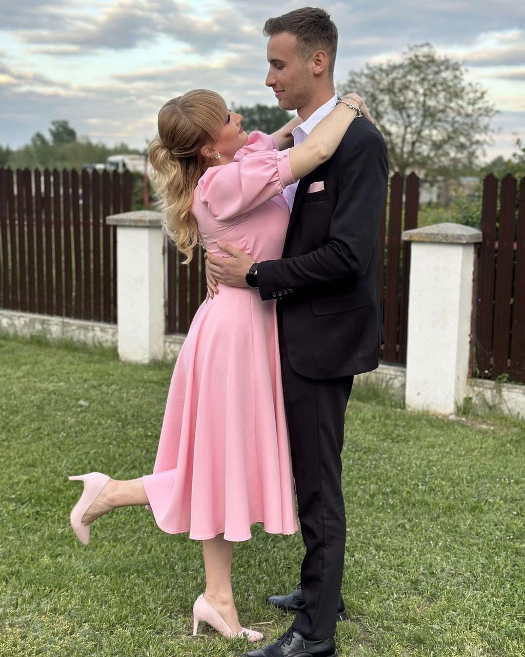 Valentina | Elegantes Midikleid mit Puffärmeln und ausgestelltem Rock