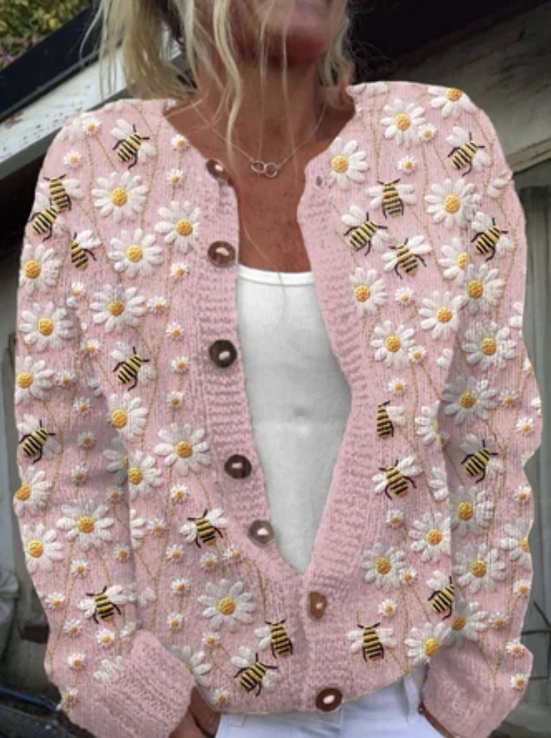 Katinka | Lässige Damen-Strickjacke mit Tier-Print und Knopfleiste