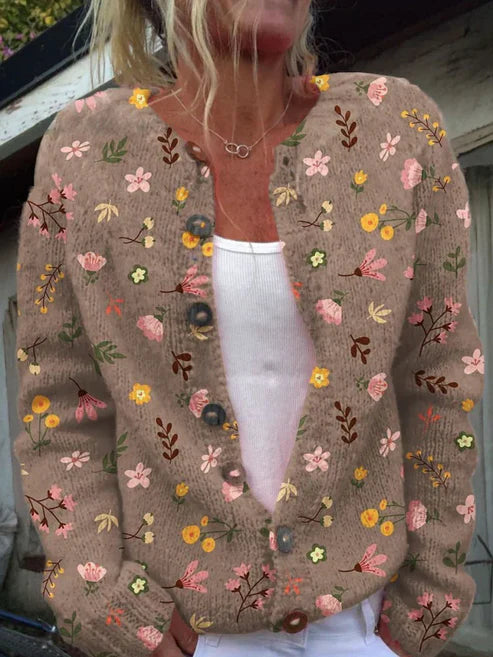 Katinka | Lässige Damen-Strickjacke mit Tier-Print und Knopfleiste