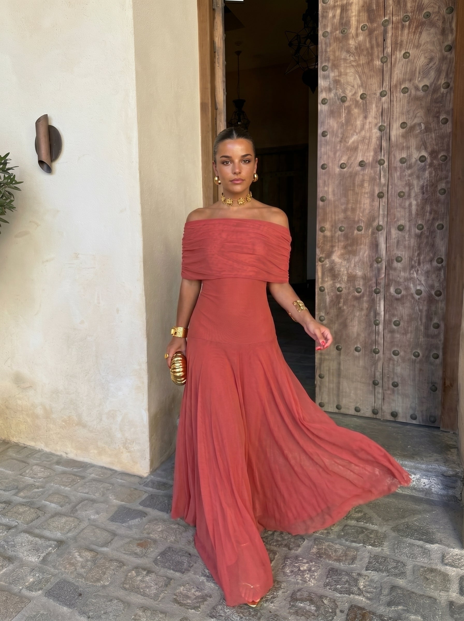 Elena | Elegantes schulterfreies Maxikleid mit feinen Raffungen